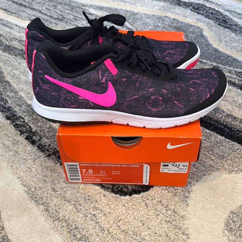 Nike Women's Flex Experience RN 5 Premium Black and Pink Shoes